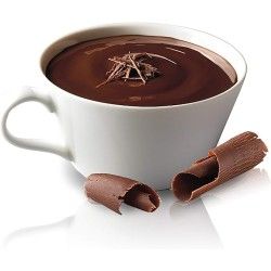 Tasse de chocolat chaud italien préparé avec la poudre Domori